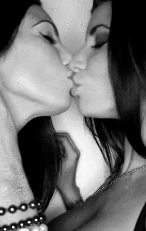 lesbian-kissing-hot_63642944128db.gif